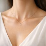 découvrez quels bijoux choisir pour sublimer un décolleté en v et mettre en valeur votre style avec élégance.