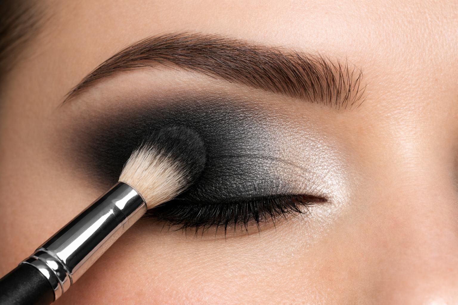 découvrez notre tutoriel facile pour maîtriser le smoky eyes et obtenir un regard intense et captivant en quelques étapes simples.