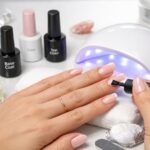 découvrez les avantages, les inconvénients et les conseils d'entretien du vernis semi-permanent pour des ongles impeccables et durables.