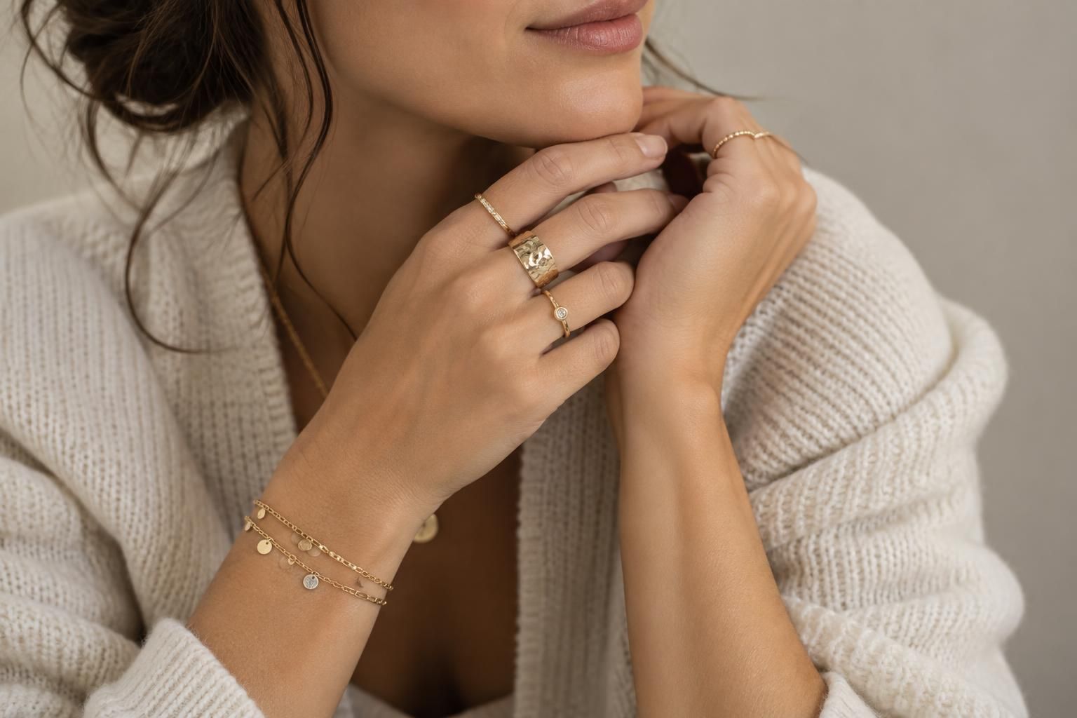 découvrez comment associer plusieurs bijoux avec harmonie : astuces pour jouer sur les styles, les matières et les proportions sans surcharger votre look.