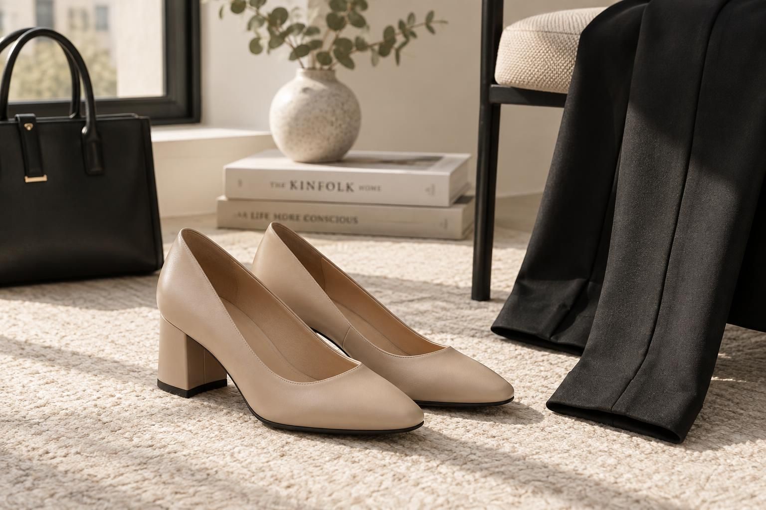 découvrez comment choisir des chaussures à talons confortables pour le travail : hauteur, maintien, matières et astuces pour marcher toute la journée.