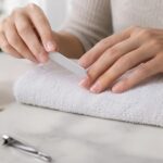 découvrez comment limer vos ongles correctement, choisir la bonne lime et adopter les bons gestes pour éviter de les fragiliser ou de les abîmer.