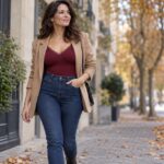 Body bordeaux à bordure de dentelle sous un blazer beige avec un jean.