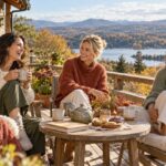 Trois amies partagent un moment tranquille sur une terrasse de campagne.